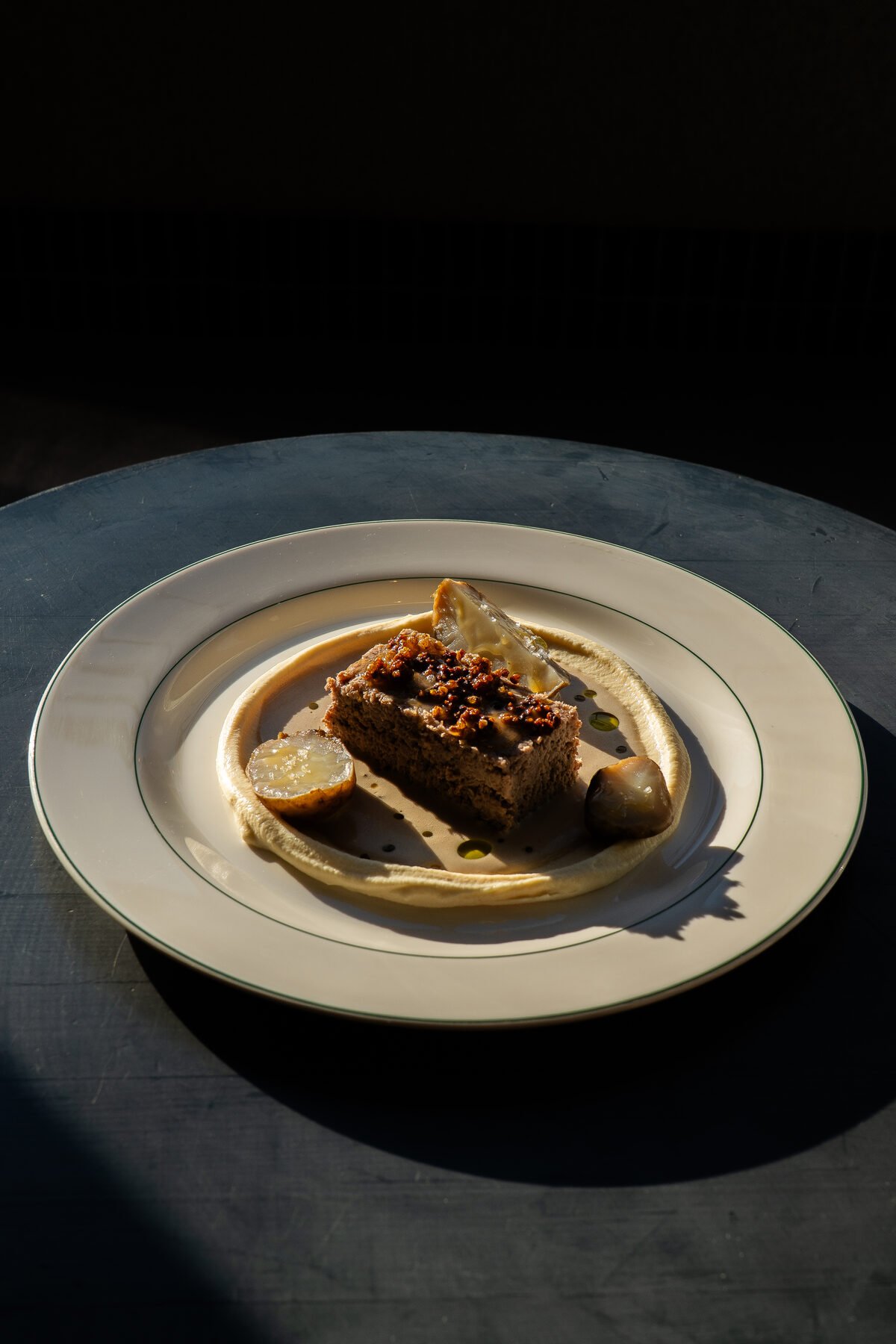 Terrine servie avec relish de moutarde